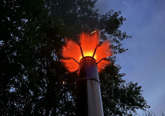 Foto van vlammen die uit een schouw slaan tegen een donkere hemel als metafoor voor opgekropte woede en de ICMe-theorie.