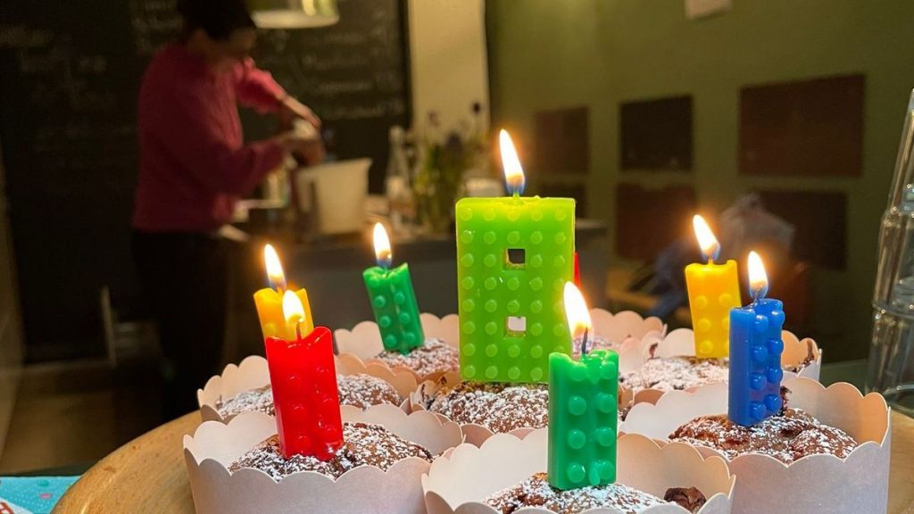 Brennende Kerzen auf Muffins zum DIE Digitalmacherei Kindergeburtstag