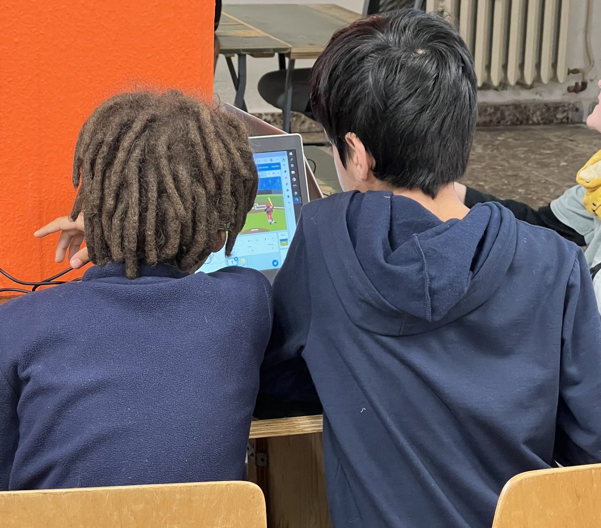 Zwei Jungs sitzen vor dem Laptop in unserer DIE Digitalmacherei.