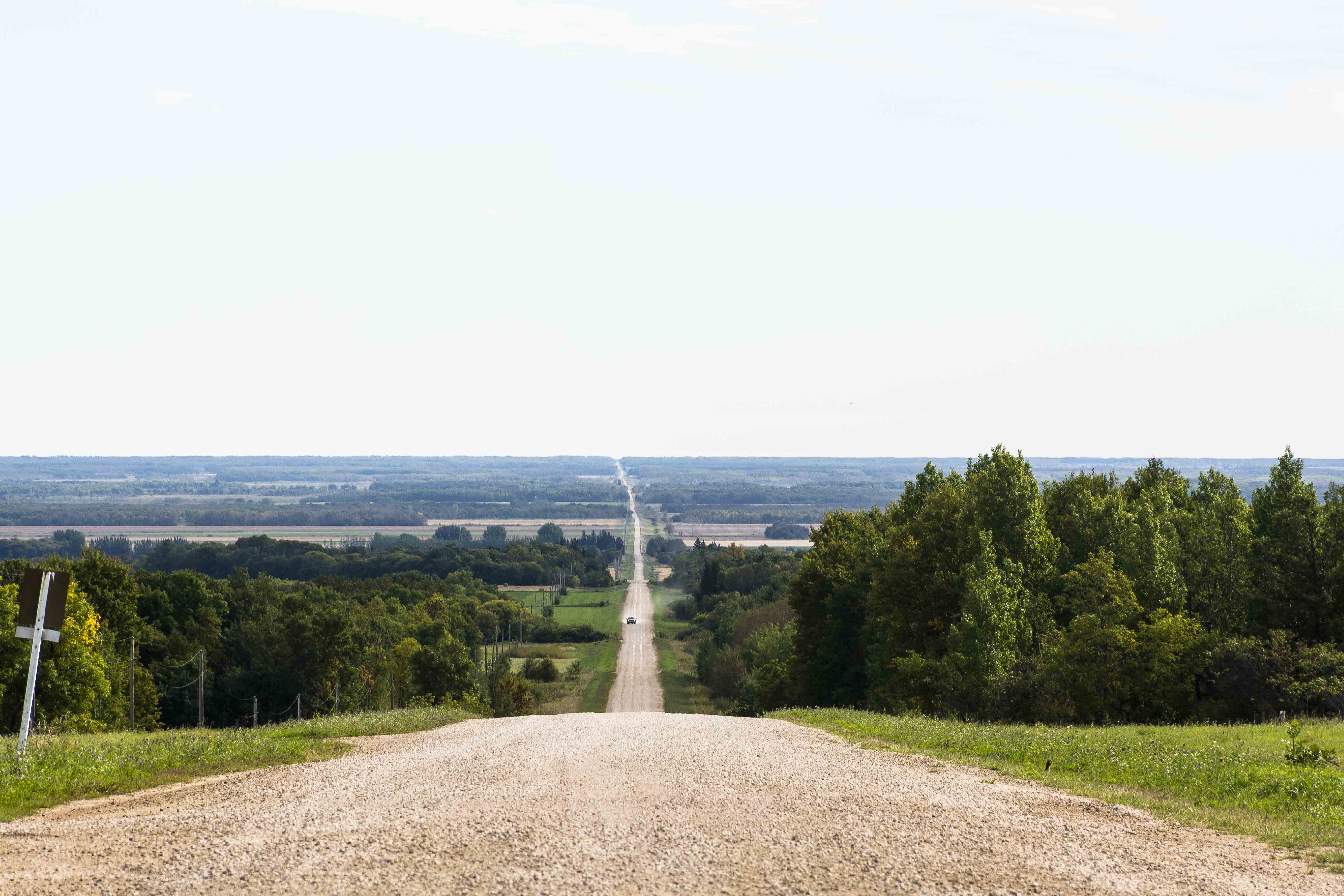 Weites Land in Manitoba. Straße in den Riding Mountain National Park im Westen Manitobas. Foto: Flora Jädicke
