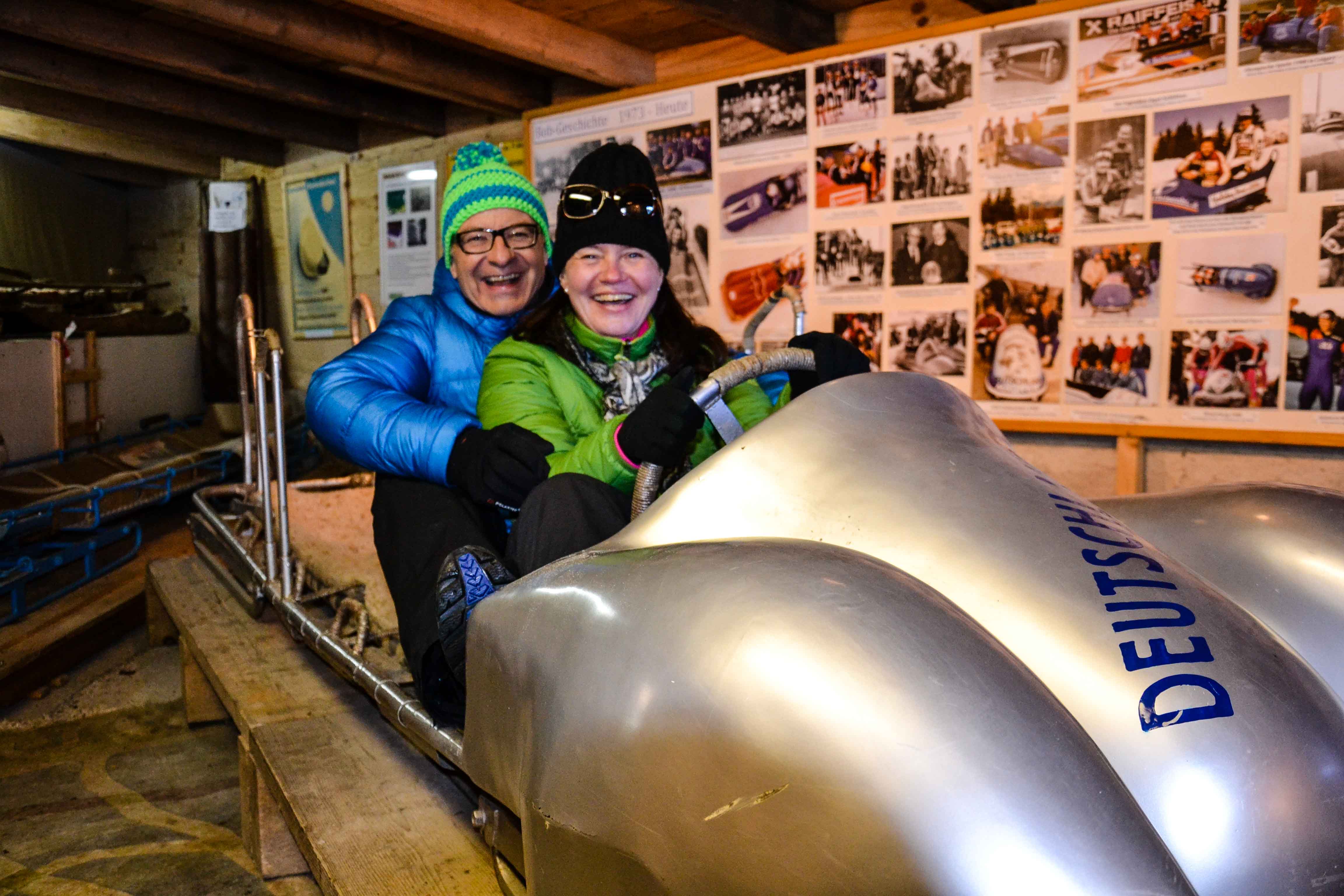 Mit dem ehemaligen Bobrennfahrer Wolfgang Hostmann im deutschen Siegerbob bei den Olympischen Spielen von Oslo. Foto: Jens Rümmler