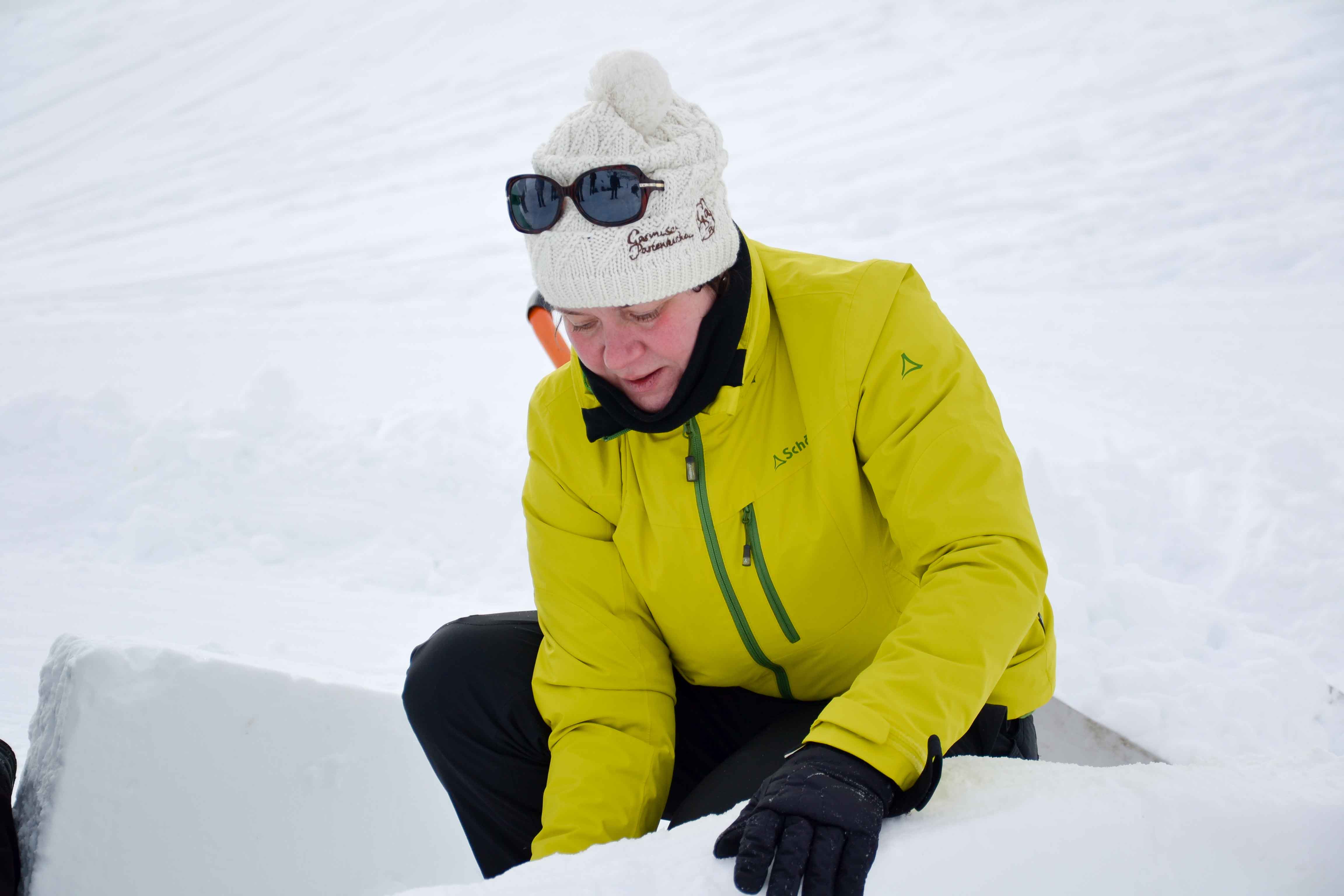 Viel Bewegungsfreiheit beim Iglubauen auf der Zugspitze trotz zwei ZipIn-Jacken in einer. Foto: Birgit Pielen