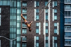 Ein Trapezkünstler trainiert in Washington DC. Foto: Flora Jädicke
