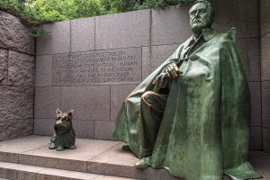 Franklin D. Roosevelt mit Hund. Franklin D. Roosevelt Memorial am Tidal Bassin. Foto: Flora Jädicke