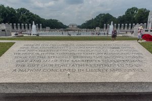 Gedenktafel am WW II Memorial mit Blick auf das Lincoln Memorial. Foto: Flora Jädicke
