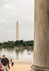 Blick über den Reflcting Pool aus dem Lincoln Memorial hinüber zum Washington Monument. Foto: Flora Jädicke