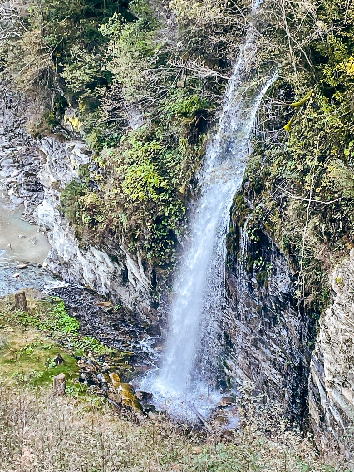 daneben stürzt ein imposanter Wasserfall donnernd in die Tiefe – doch die Natur ist massiv bedroht, wovon Berg- und Naturführer Werner Schuh den großen und kleinen Gästen berichtet.