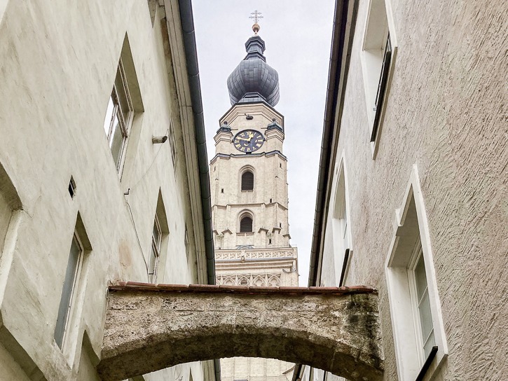 Turm der Pfarrkirche St. Stephan in Braunau. Foto: Flora Jädicke