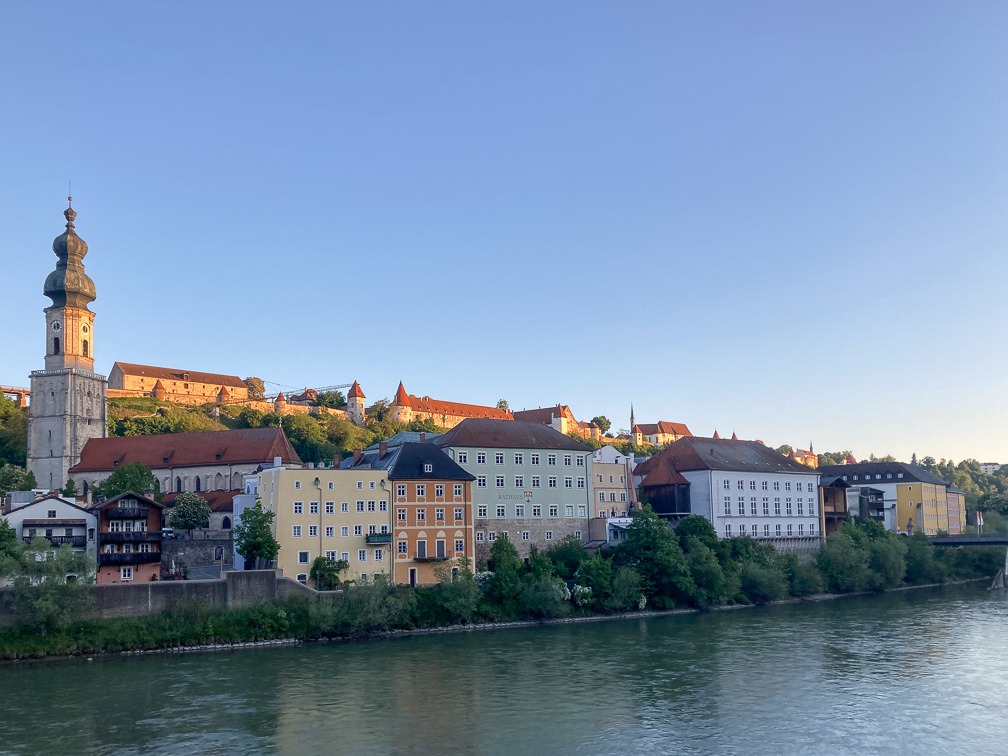 Burghausen gesehen von Ach in Österreich, jenseits der Salzach. Foto: Flora Jädicke