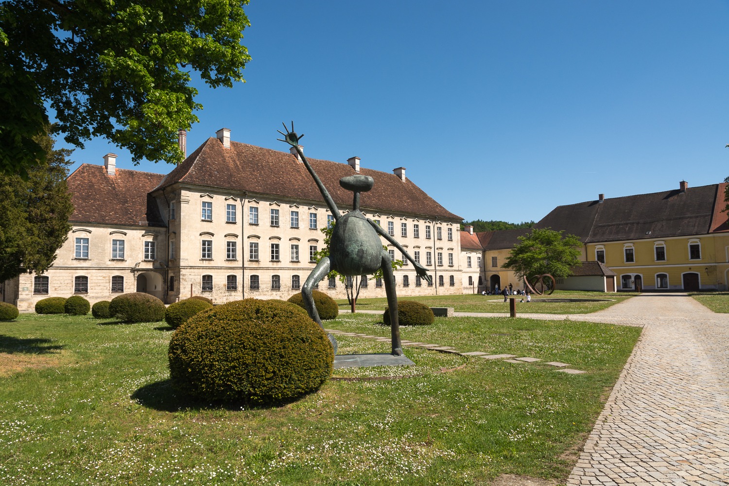Kunst im Klosterhof Raitenhaslach. Foto: Flora Jädicke