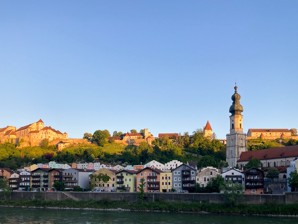 Burghausen mit Burganlage von Ach aus gesehen in Österreich. Die Salzach ist der Grenzfluss. Foto: Flora Jädicke