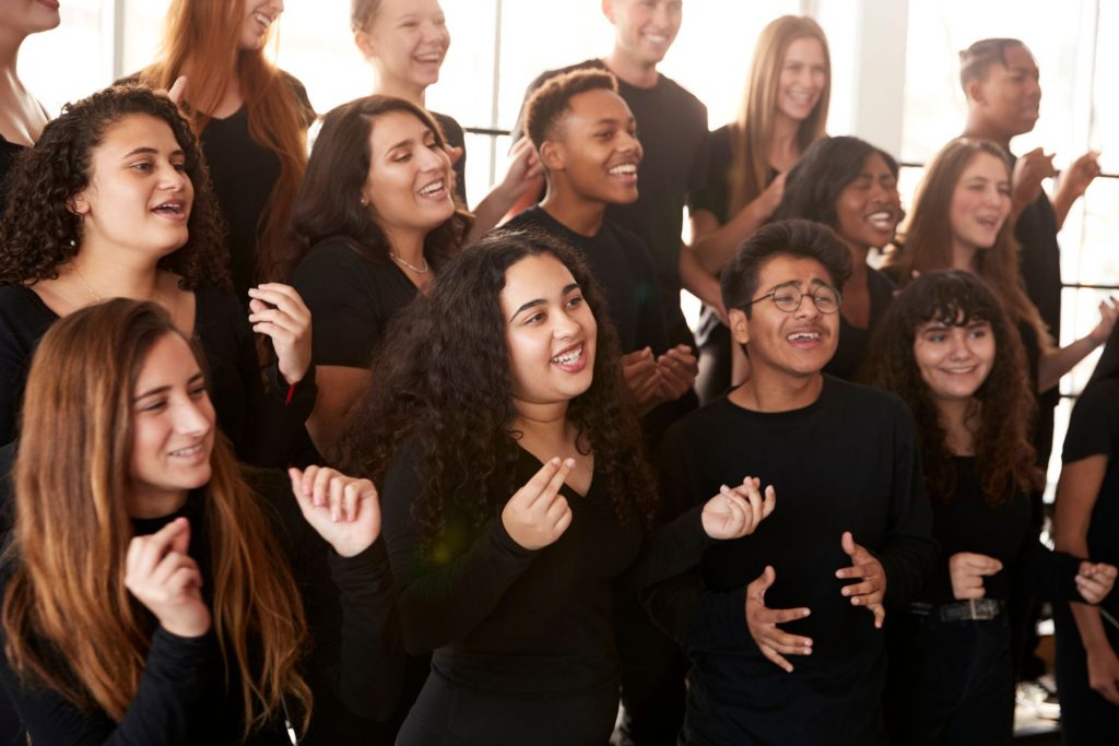 Gruppe junger Menschen singt zusammen