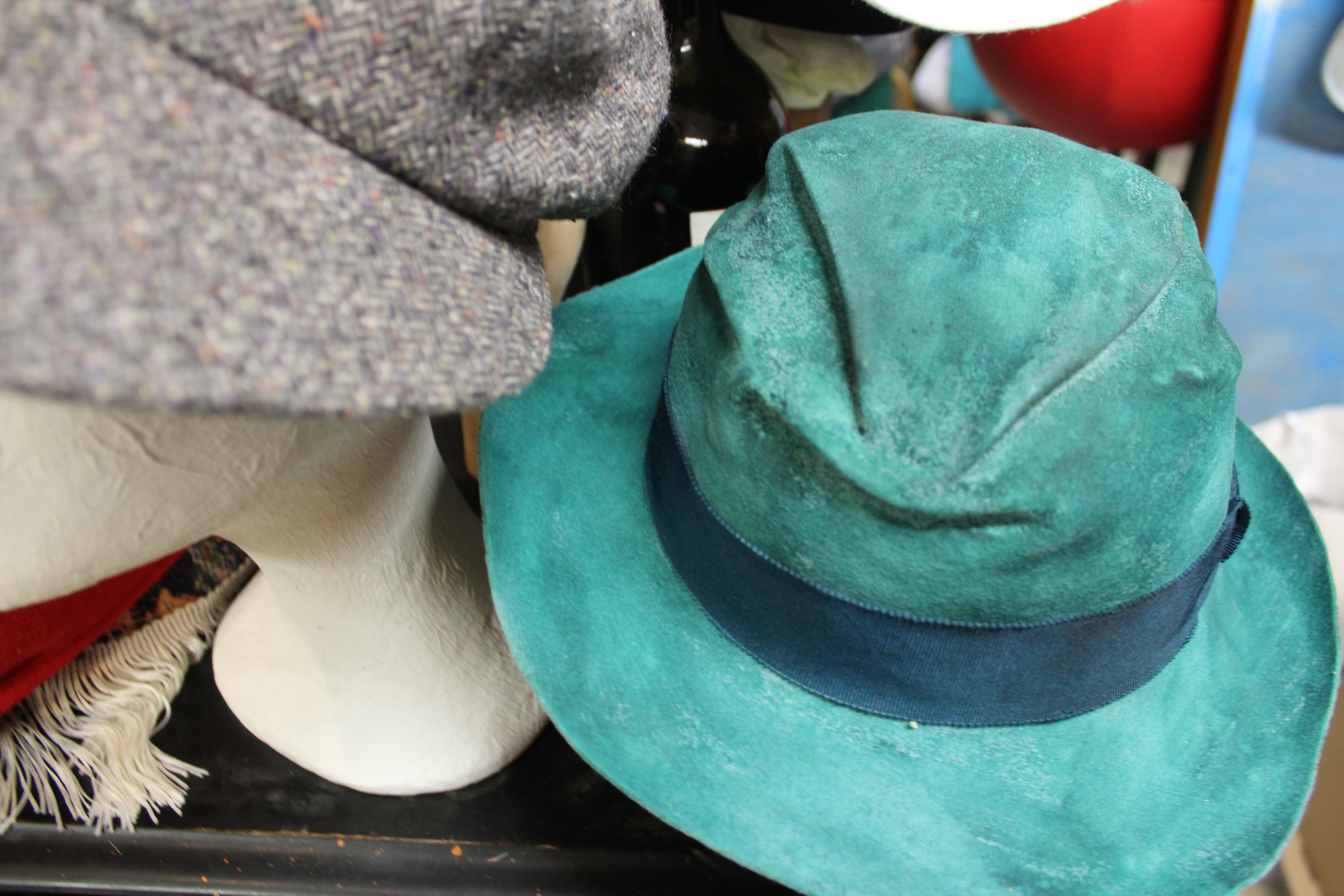Heidi Tsokkinen pyörittää hattukauppa Hatlantista - tuo maahan milanolaisia  borsalinoja, tekee hattuja myös tilauksesta - Digi-Kallio