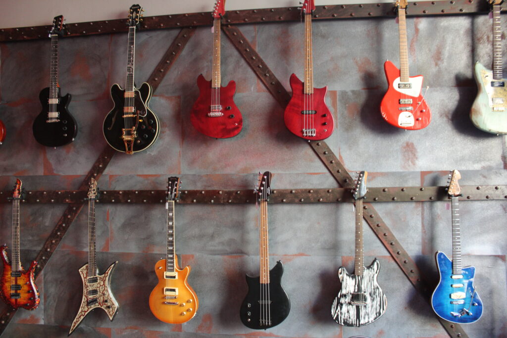 Tonefest Guitar Gallery ei ole pelkkä soitinkauppa vaan myös showroom,  lifestyle-putiikki ja kahvila - näytillä olevat kitarat ovat myös myynnissä  - Digi-Kallio