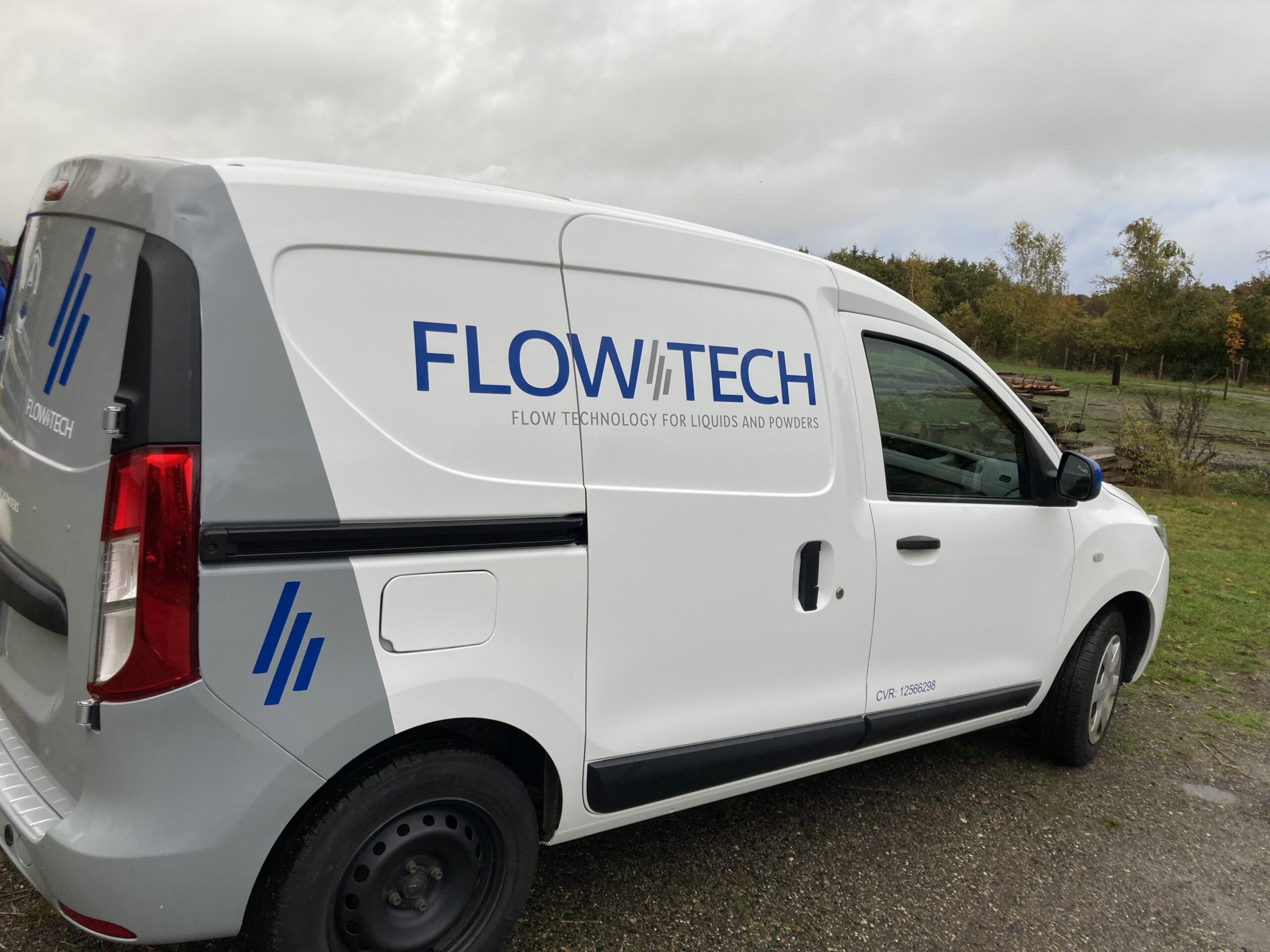 Fuldindpakning af firmabil til flow tech