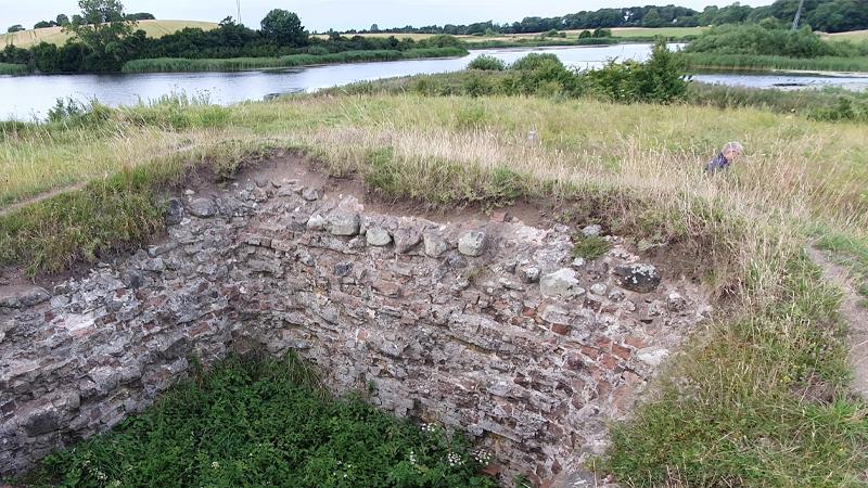Træd tilbage i tiden og oplev den fascinerende historie om Næsholm borgruin, en af Odsherreds skjulte perler, der bringer middelalderen til live i en spektakulær rundvisning.