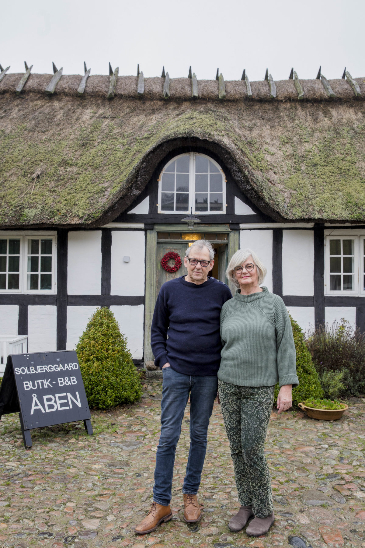 LAURA JOHANNE BANG OG PETER GABEL-JENSEN, 69 og 70 år, bed and breakfastværter