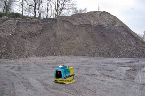 Ammanns autonome pladevibrator kan selv. Den sparer b&Atilde;&yen;de f&Atilde;&cedil;rer, br&Atilde;&brvbar;ndstof og CO2, n&Atilde;&yen;r den selv k&Atilde;&cedil;rer rundt og komprimerer efter princippet, der er kendt fra robot-pl&Atilde;&brvbar;neklippere.