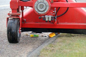 Stort og sm&Atilde;&yen;t ryger med op i opsamlingsbeholderen, n&Atilde;&yen;r Unimog&acirc;en kommer forbi med sit kraftige sug. Det er afpasset til ogs&Atilde;&yen; at kunne snuppe en halvanden liters fyldt flaske.
