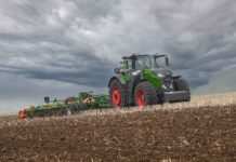 Nye traktormodeller fra Fendt står på rad og række på TBS-standen på Landsskuet i Herning