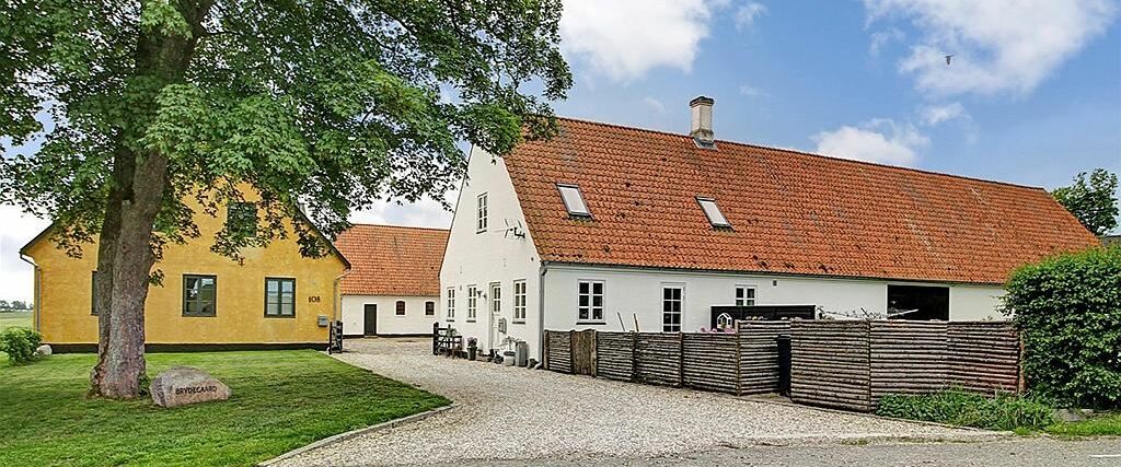 Vi byder gerne på en kop kaffe og en snak om dine opgaver!