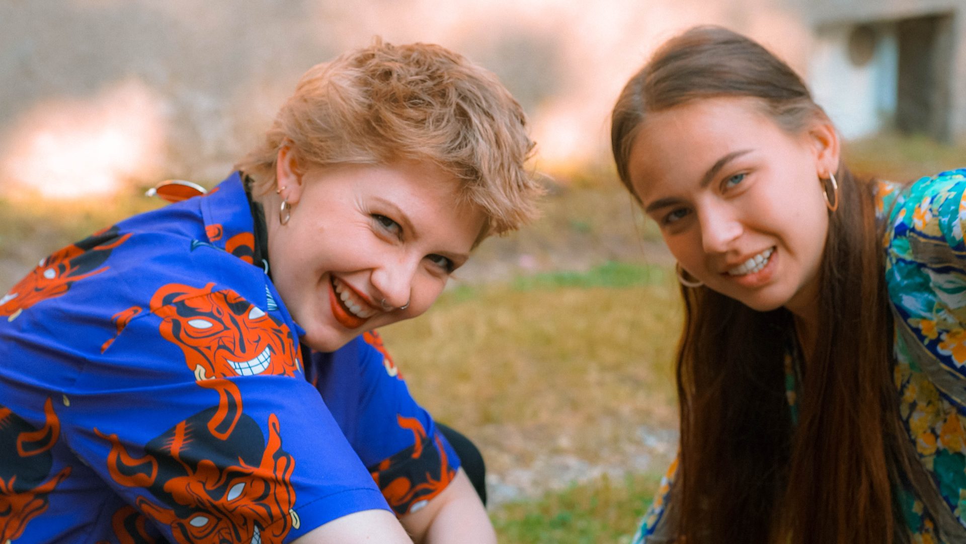 Magdalena und Denise machen Pause am Set