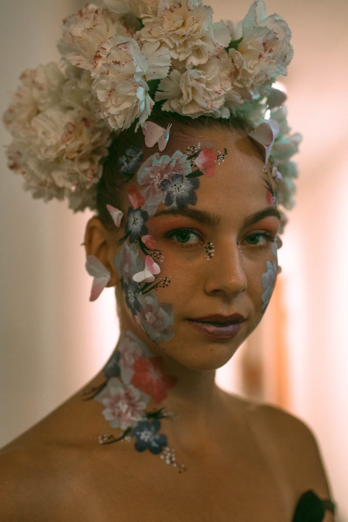 Dreh von Saras Traum, F4: Denise Golletz (Sara) mit Body painting und Blumenschmuck