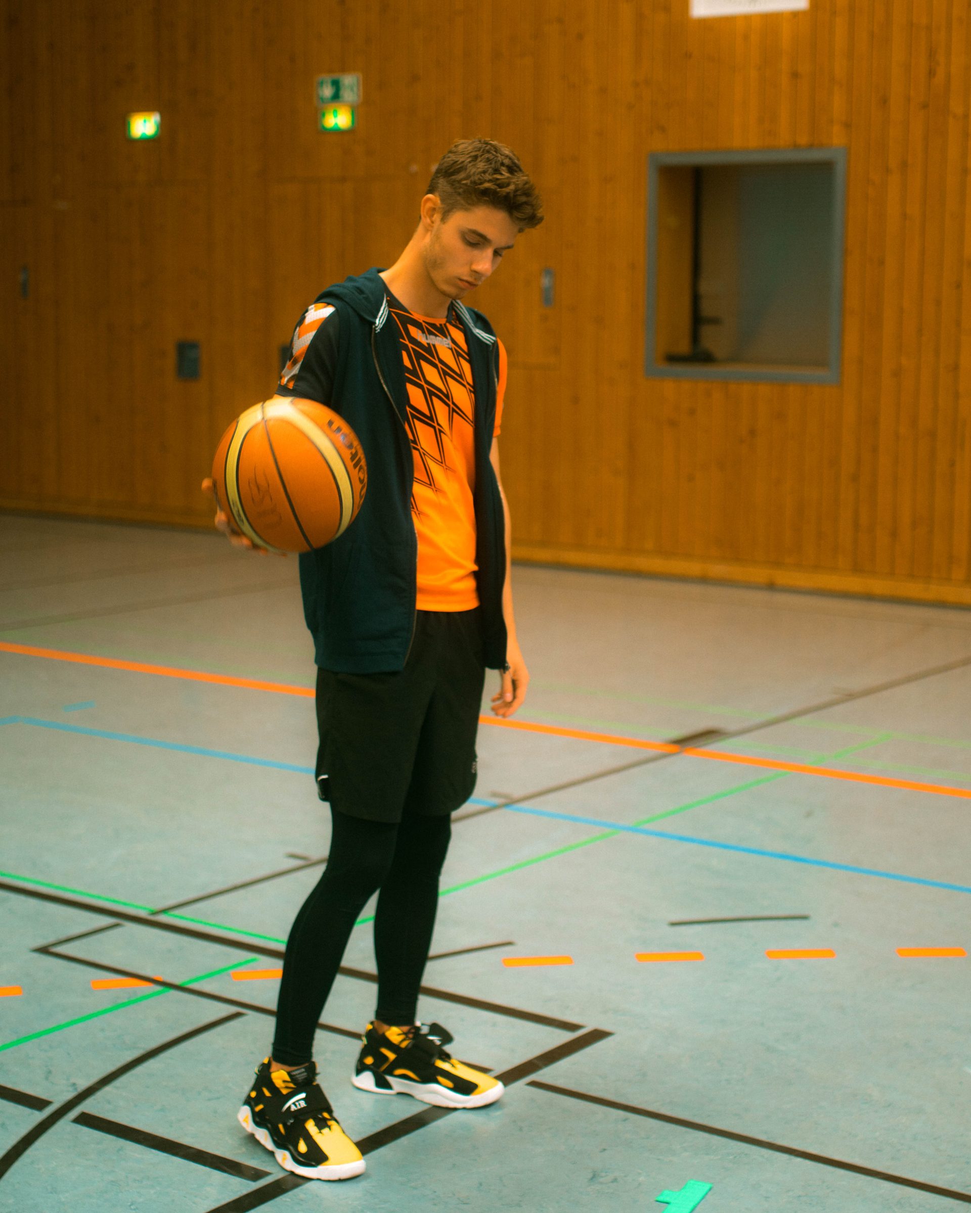 Chris (Noah Schwedes) beim Dreh einer Basketballtraining-Szene, F4