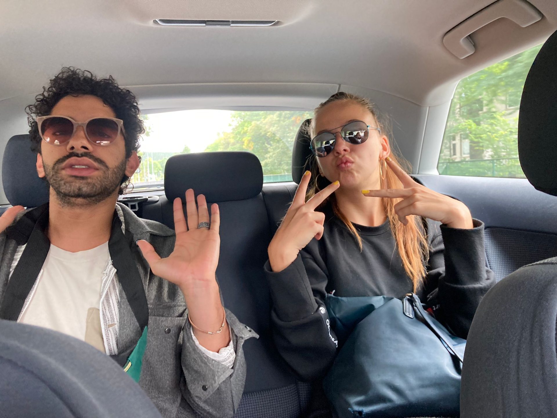 Younes und Denise im Auto auf dem Weg zu Dreh