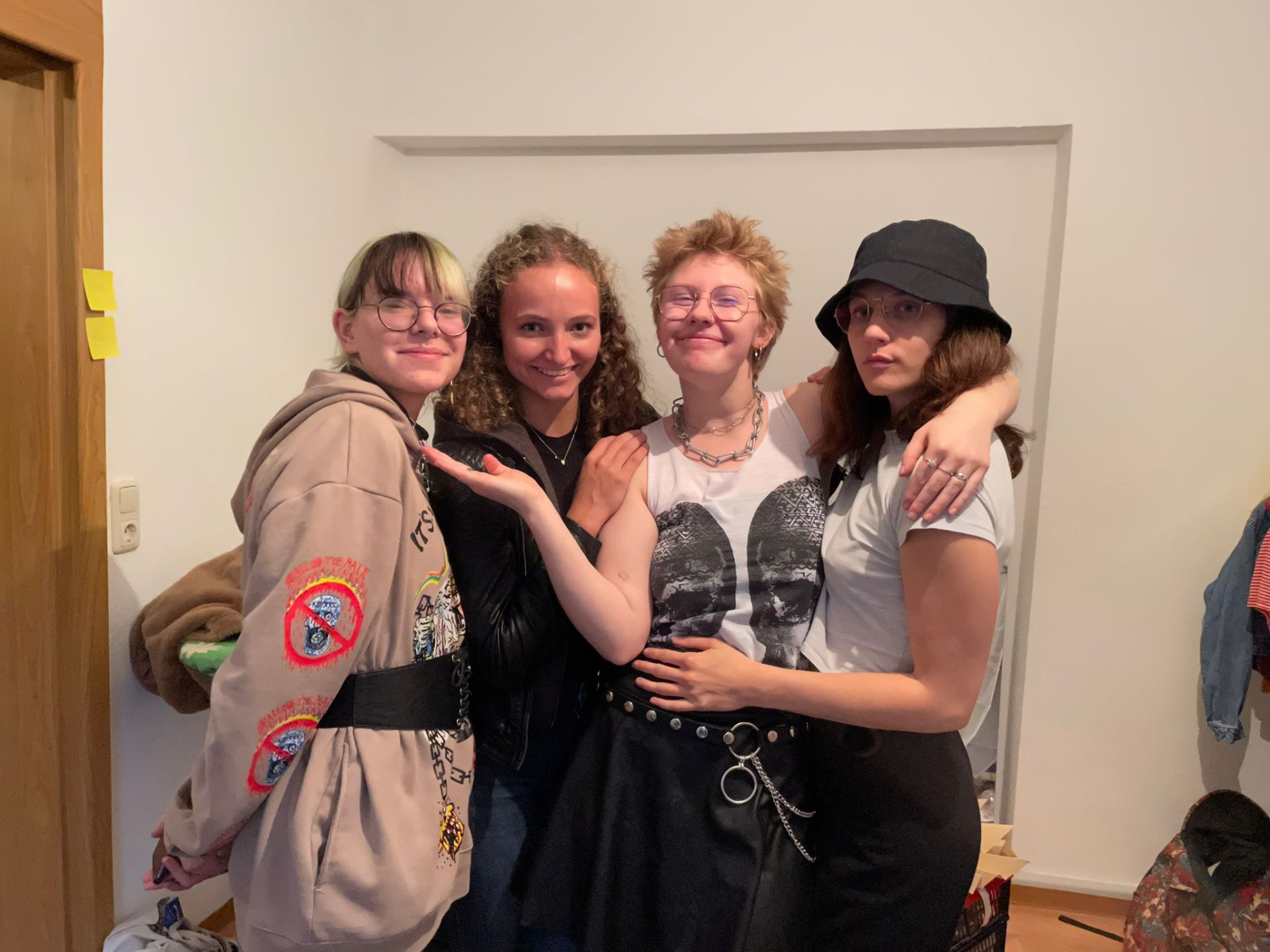 4 Frauen stehen im Kostümfundus: Juls, Luise, Magdalena und Chiara