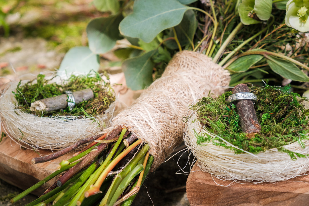 Los anillos y el ramo - Fotografía de bodas en Bizkaia by DIVCreativo