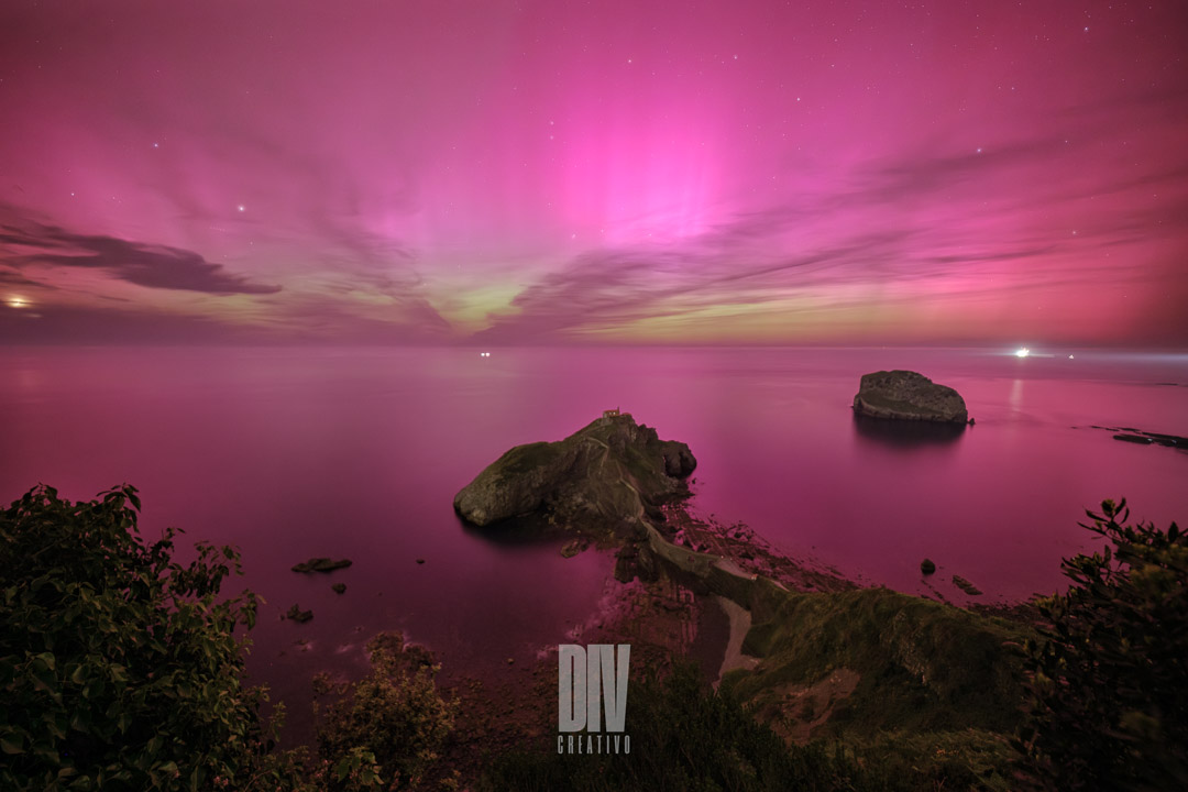 aurora-boreal-sobre-gaztelugatze-@DIVCreativo-DAvid-de-la-Iglesia aurora-boreal-sobre-gaztelugatze-@DIVCreativo-DAvid-de-la-Iglesia
