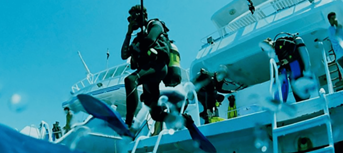 What means diving liveaboard?