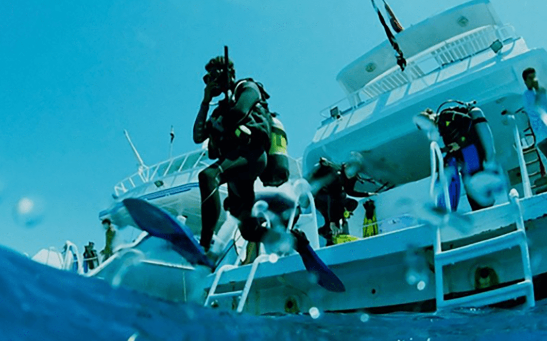 What means diving liveaboard?