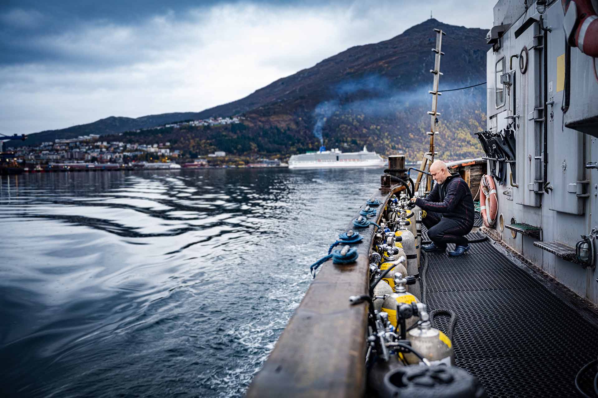 Diver prepping stage bottles on MS Galten in Narvik.