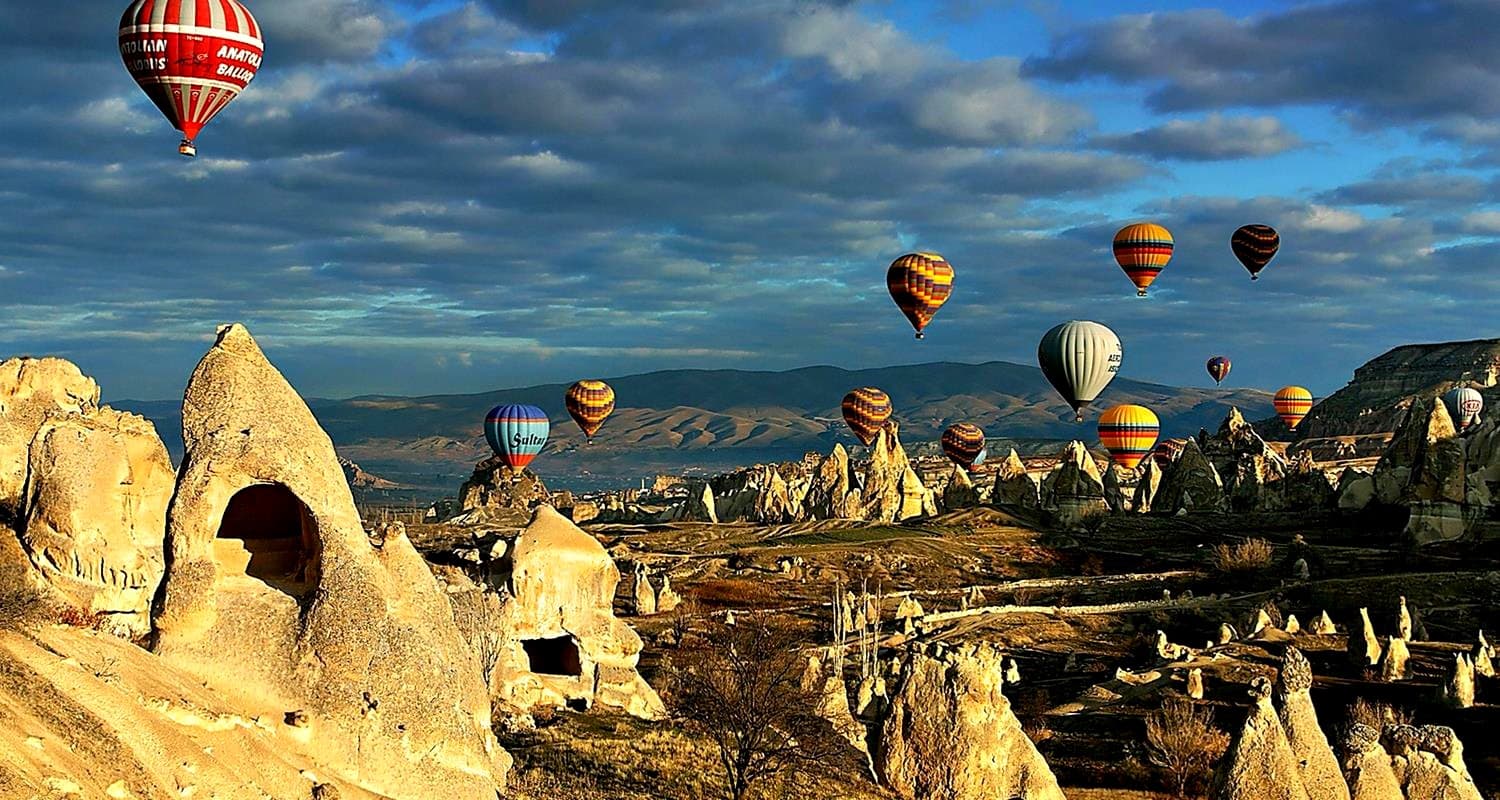 Muhteşem Sıcak Hava Balonu deneyimiyle ünlü Kapadokya, her yıl milyonlarca yabancı turistin ilgisini çekiyor.