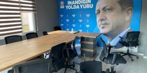 AK Parti irtibat bürosuna sopalı saldırı