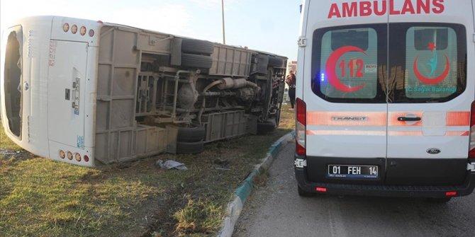 Adana'da işçi servisinin devrilmesi sonucu çok sayıda yaralı var
