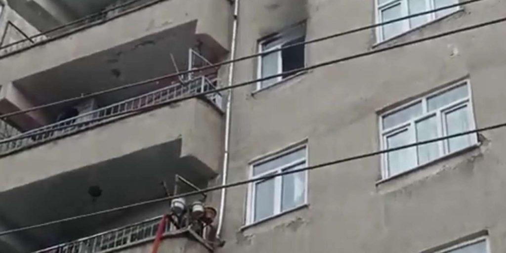 Diyarbakır Karacadağ Caddesi üzerinde bulunan Özbay Apartmanı'nda daire yangını