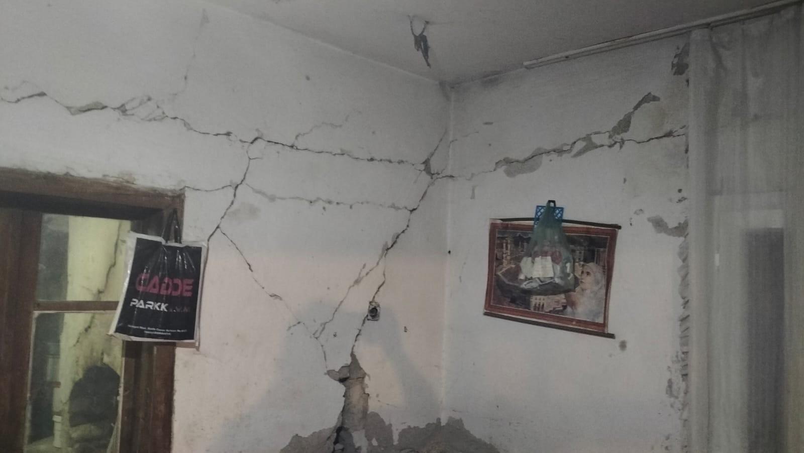 Depremde evleri ağır hasar gören aile büyük korku yaşadı
