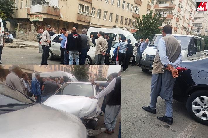Diyarbakır’da iki otomobil çarpışti..