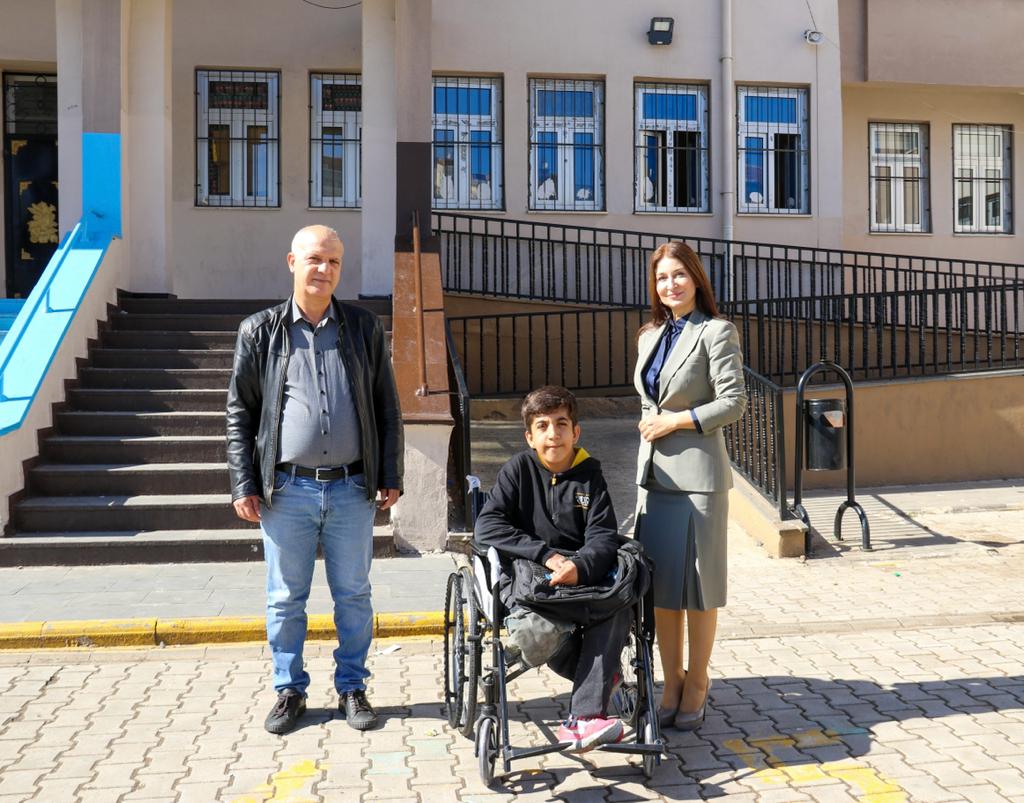 Yürüme engelli öğrencinin yüzünü Bağlar Belediye Başkanı Beyoğlu Güldürdü