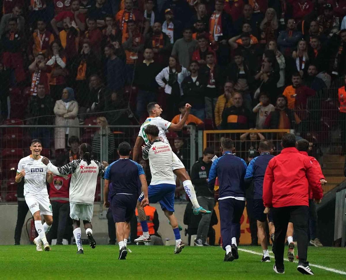 galatasaray-alanyaspor-kac-kac-bitti.jpg