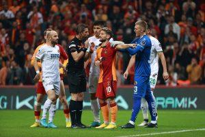 9 kişi kalan Galatasaray Alanyaspor ile 2-2 berabere kaldı