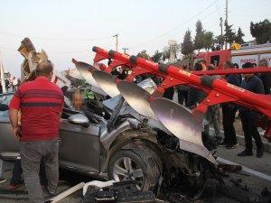 Otomobil Pulluk Takılı Traktöre Saplandı: 1 Ölü, 4 Yaralı