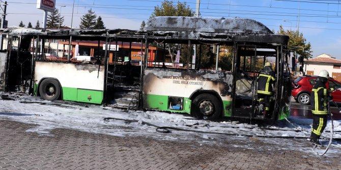 Seyir halindeki halk otobüsü alev alev yandı