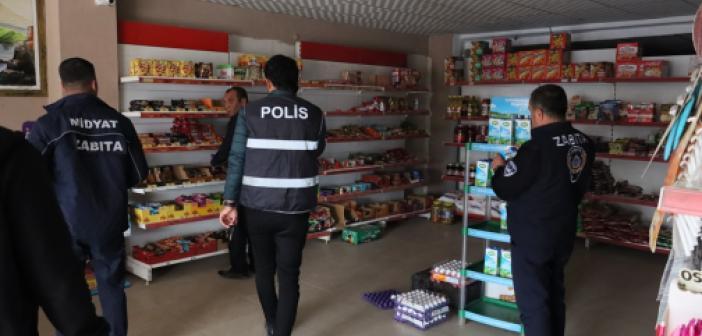 Midyat'ta zabıta ve polis ekipleri okul çevrelerindeki market ve bakkalları denetledi