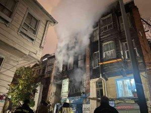 3 katlı ahşap metruk bina alev alev yandı