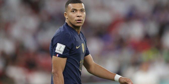 Fransız futbolcu Mbappe alkollü içki logosu önünde poz vermeyi reddetti