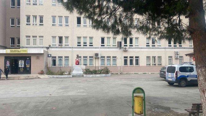 Bursa’da 21 Lise Öğrencisi Zehirlenme Şüphesiyle Hastaneye Kaldırıldı